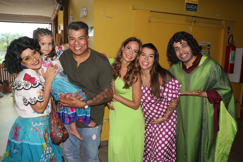 Maurício Mattar, a mulher, Shay Dufau, e as filhas, Petra e Ilha Mattar — Foto: AgNews