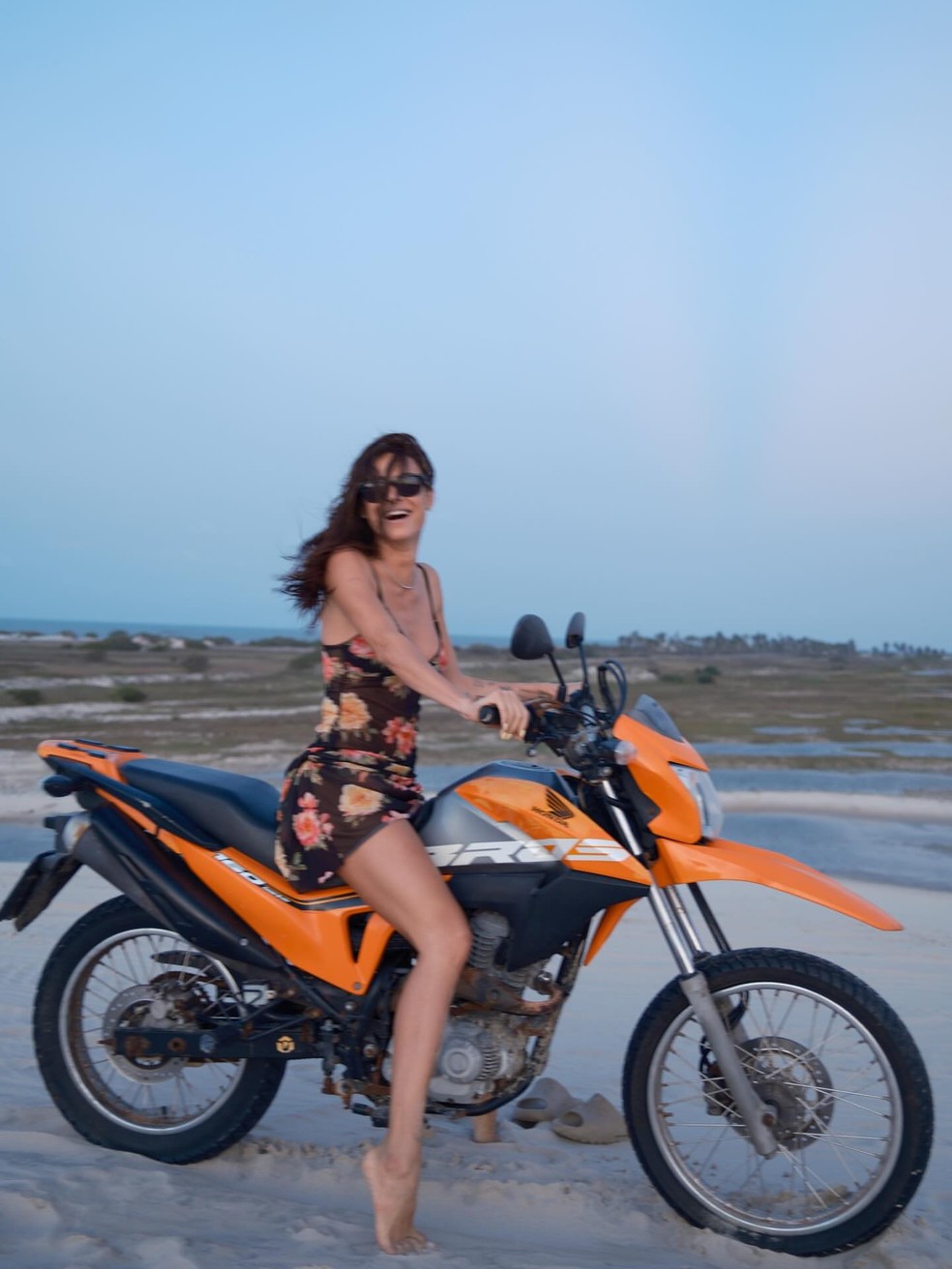 De biquíni de crochê e florzinha, Thaila Ayala esbanja carão e corpão durante viagem em família — Foto: Reprodução/Instagram