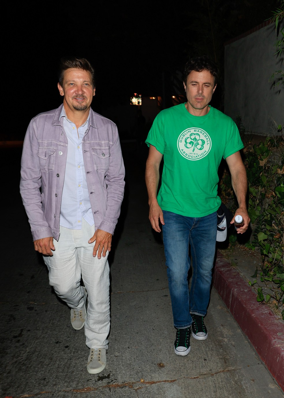 Jeremy Renner e Casey Affleck chegando no aniversário de Kate Beckinsale — Foto: Getty Images