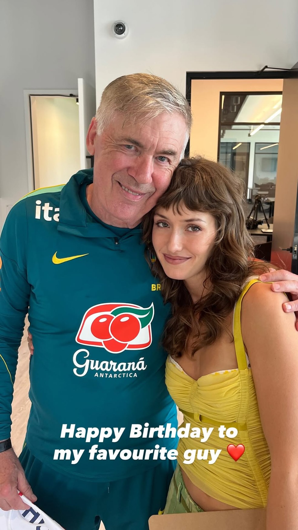 Carlo Ancelotti ganha bolo de aniversário da enteada Chloe Barrena nos EUA — Foto: Reprodução/Instagram