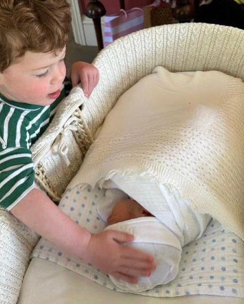 Augie recebe o irmão Ernest George Ronnie Brooksbank, segundo filho da princesa Eugenie — Foto: Reprodução/Instagram