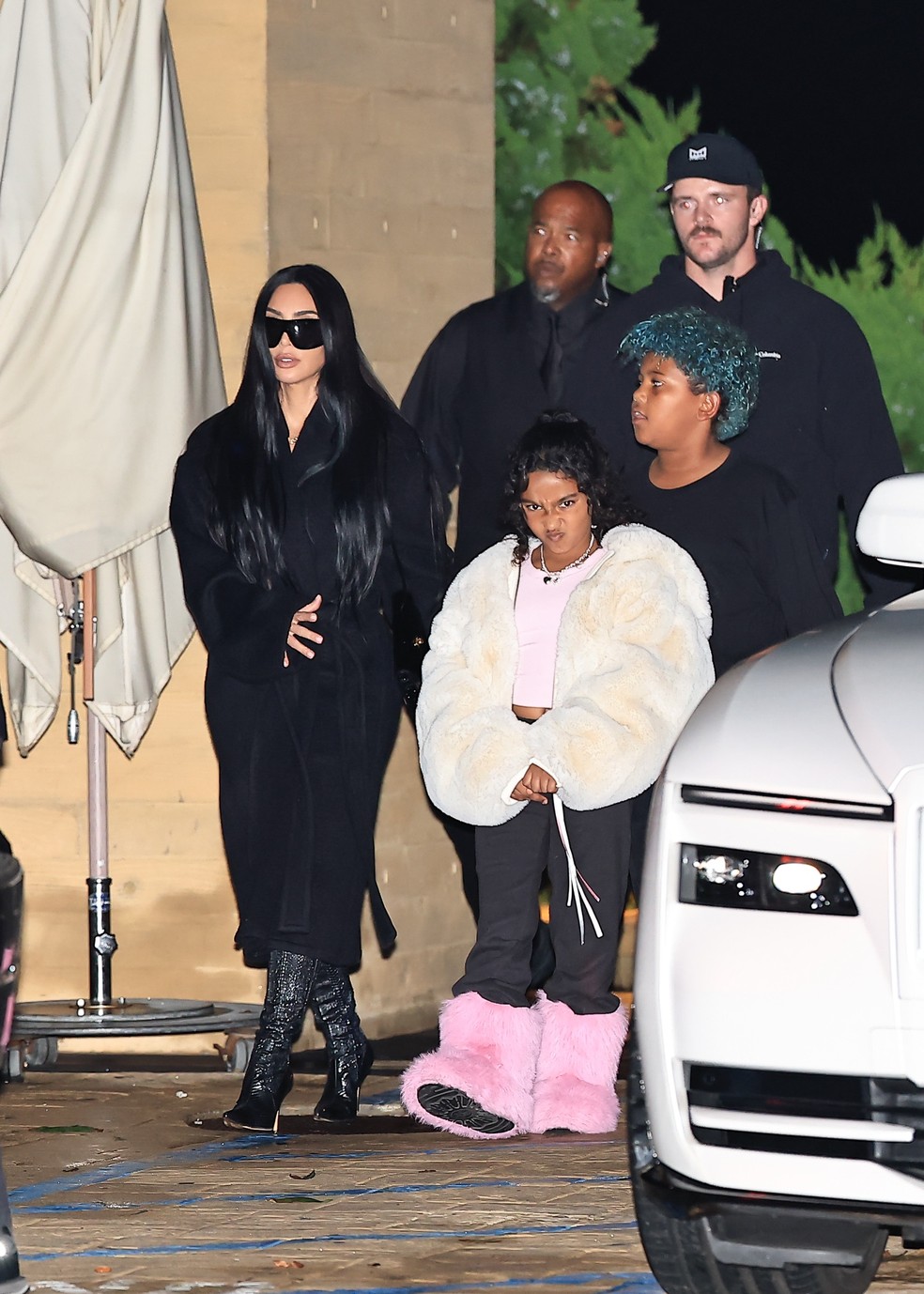 Kim Kardashian comemora aniversário com os filhos e look da filha chama atenção — Foto: Grosby Group