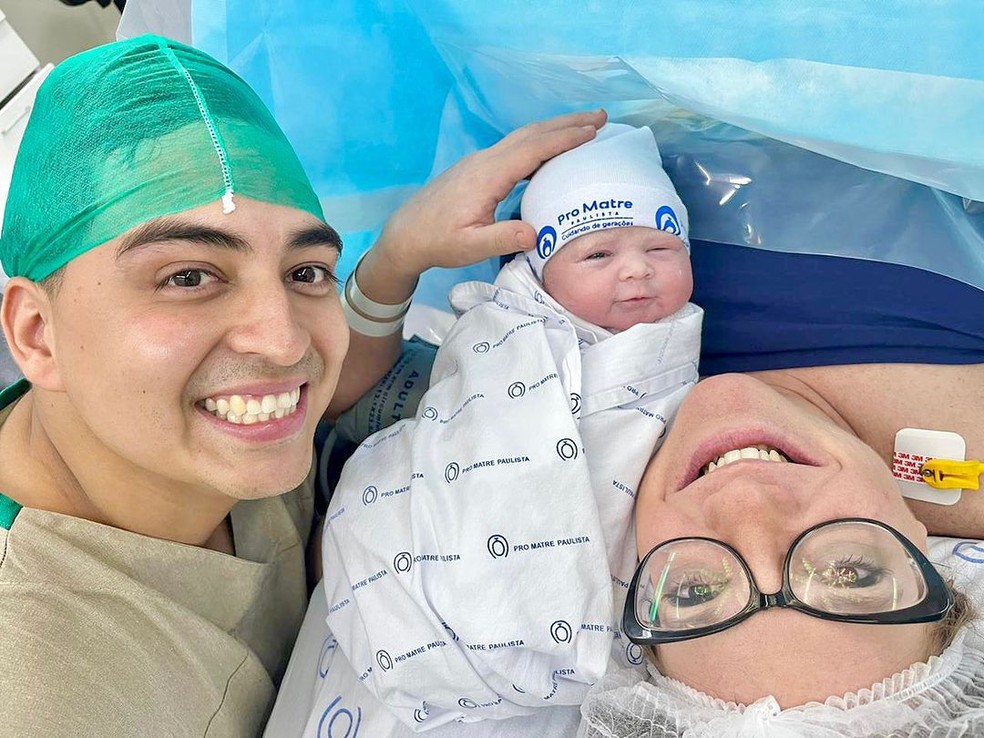 Jéssica Esteves e Daniel Rodrigues com a filha, Elisa — Foto: Reprodução/Instagram