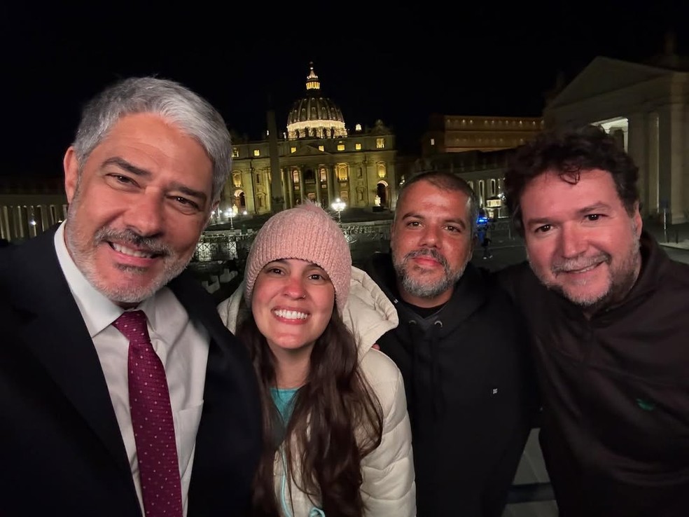 William Bonner com sua equipe de cobertura do conclave, no Vaticano — Foto: Reprodução/Instagram