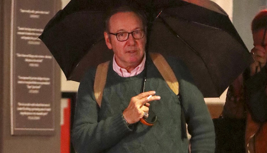 Kevin Spacey comemora em bar a absolvição de processo de agressão sexual