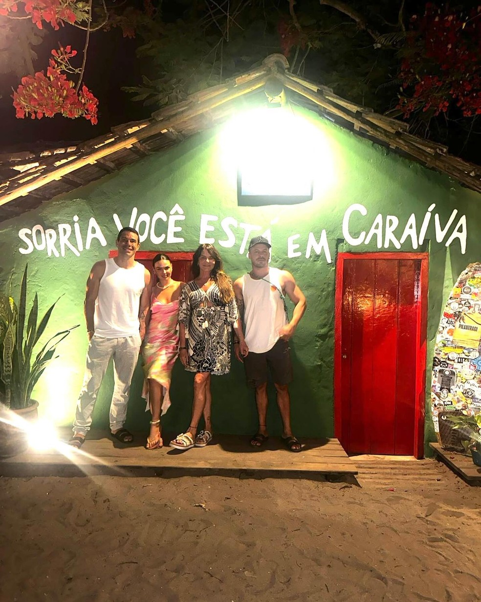 Rosalba Nable com o namorado e com a filha, Isis Valverde e Marcus Buaiz — Foto: Reprodução/Instagram