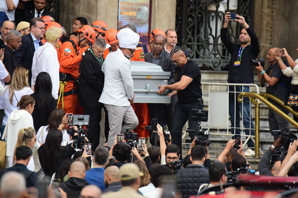 Caix&atilde;o de Preta Gil saindo do Theatro Municipal &mdash; Foto: Webert Belicio / Agnews