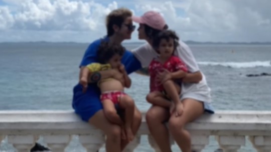 Nanda Costa e Lan Lanh voltam à Bahia e refazem foto com as filhas gêmeas