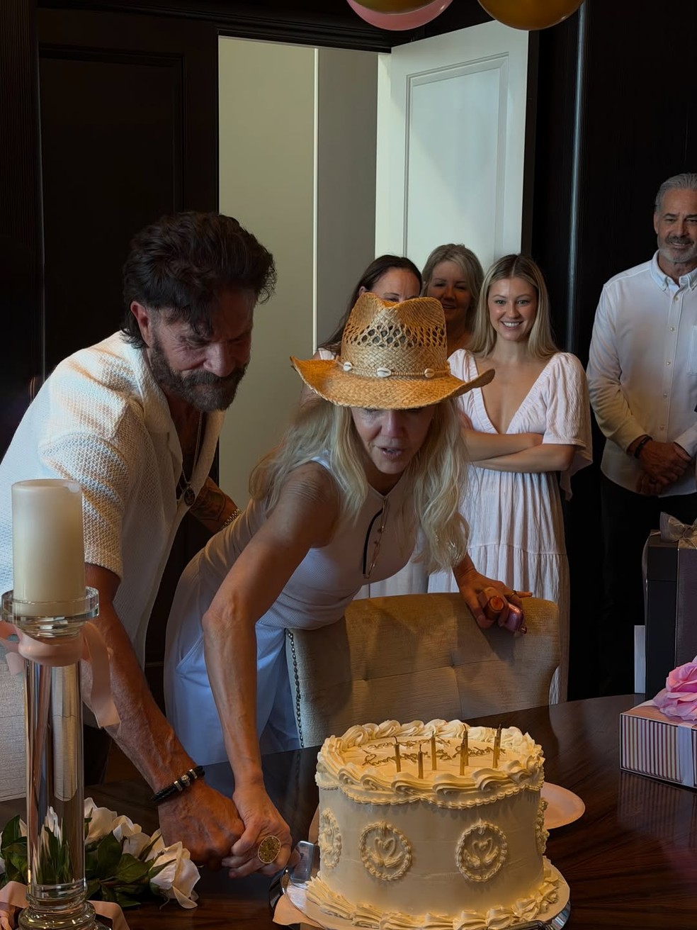 Heather Locklear comemora os 65 anos com família e o namorado, Lorenzo Lamas — Foto: Reprodução/Instagram