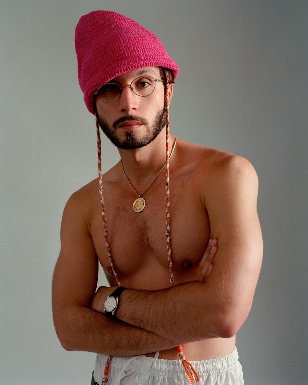 Rapper bbno$ posa nu, coberto de dólares e agita a web