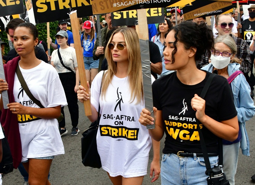 Margot Robbie caminhou com manifestantes na Califórnia — Foto: Grosby Group