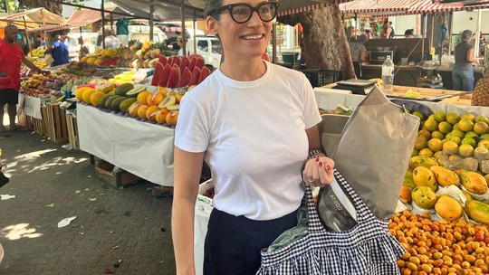 Renata Vasconcellos faz compras em feira livre de Ipanema