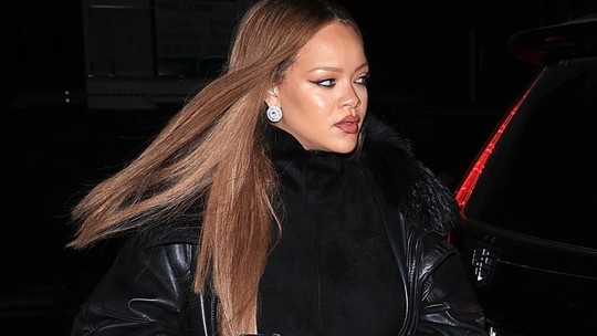 Rihanna aparece com seu novo visual rosa vibrante nas ruas de Nova York