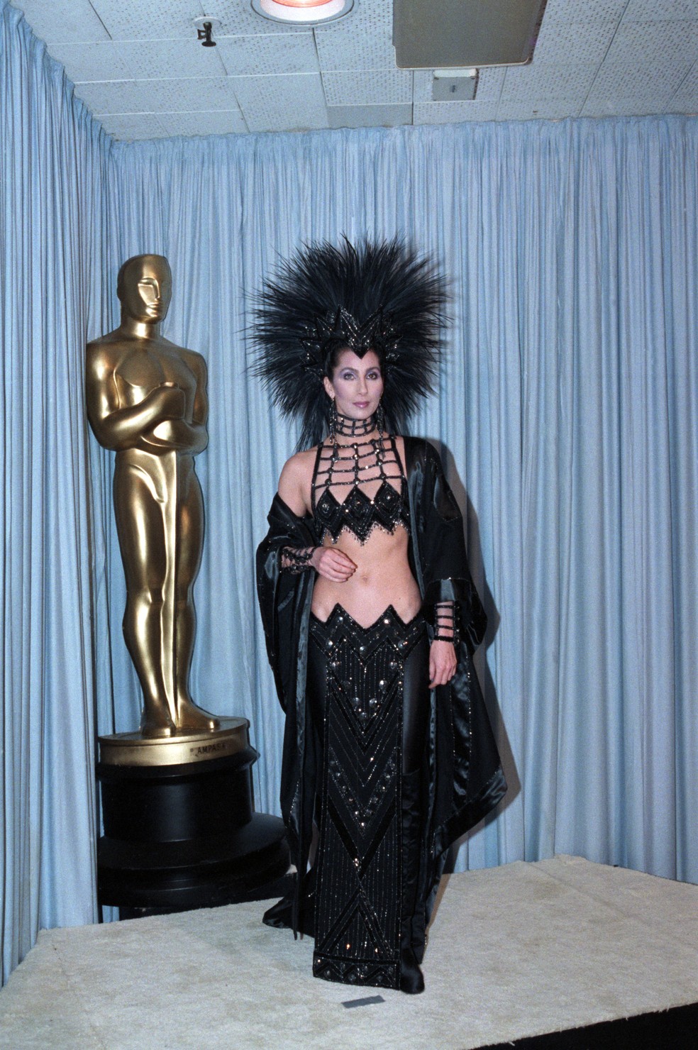 Cher no Oscar de 1986, usando Bob Mackie — Foto: Getty