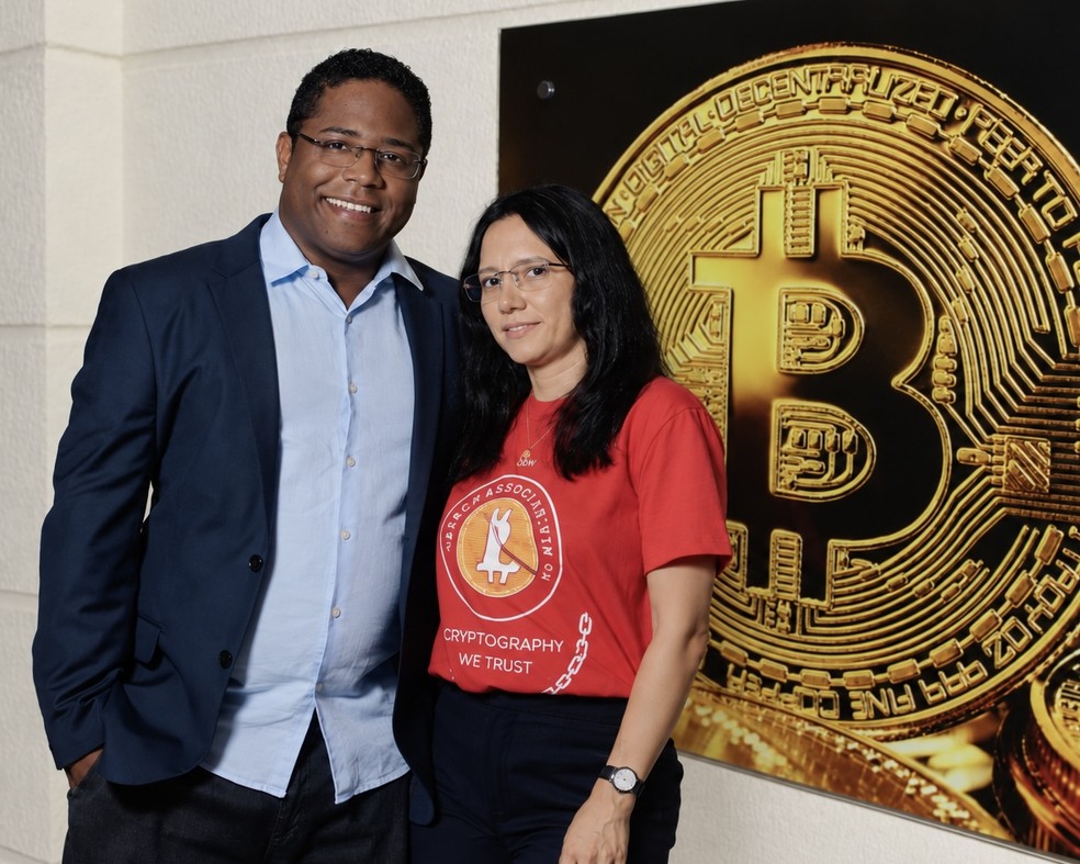 Christian Malheiros e Lorena Comparto em 'O Faraó dos Bitcoins' — Foto: Divulgação/Guilherme Leporace