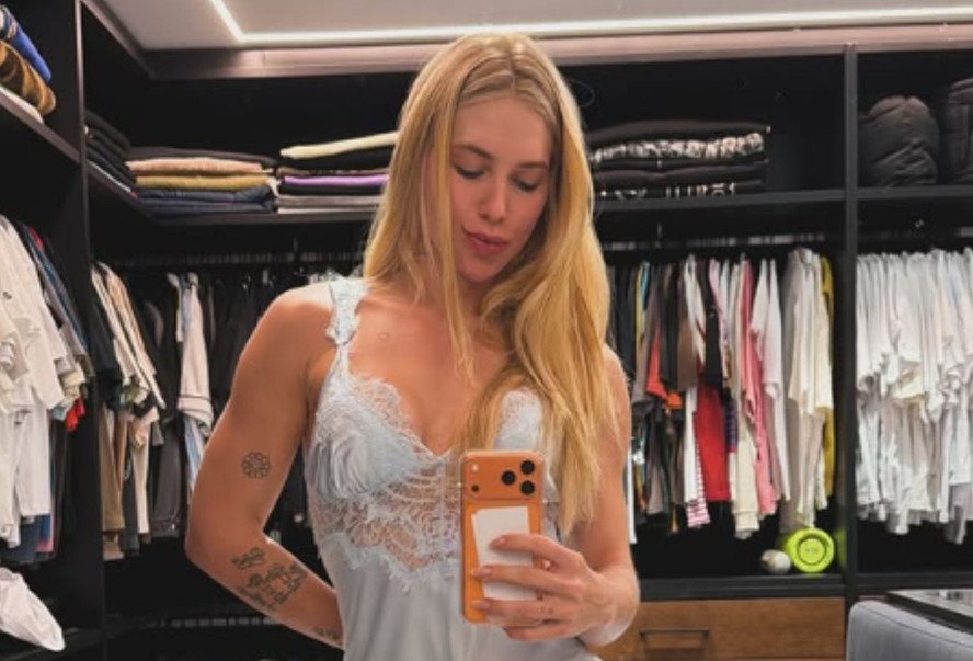 Virginia Fonseca posa de babydoll em frente a espelho