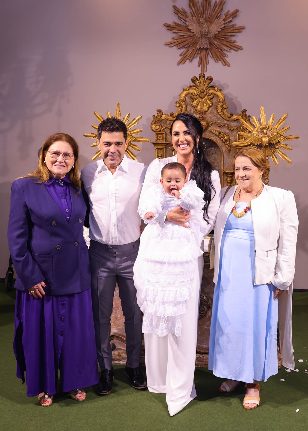 Zezé Di Camargo e Graciele Lacerda batizam a filha, Clara, em São Paulo — Foto: Brazil News