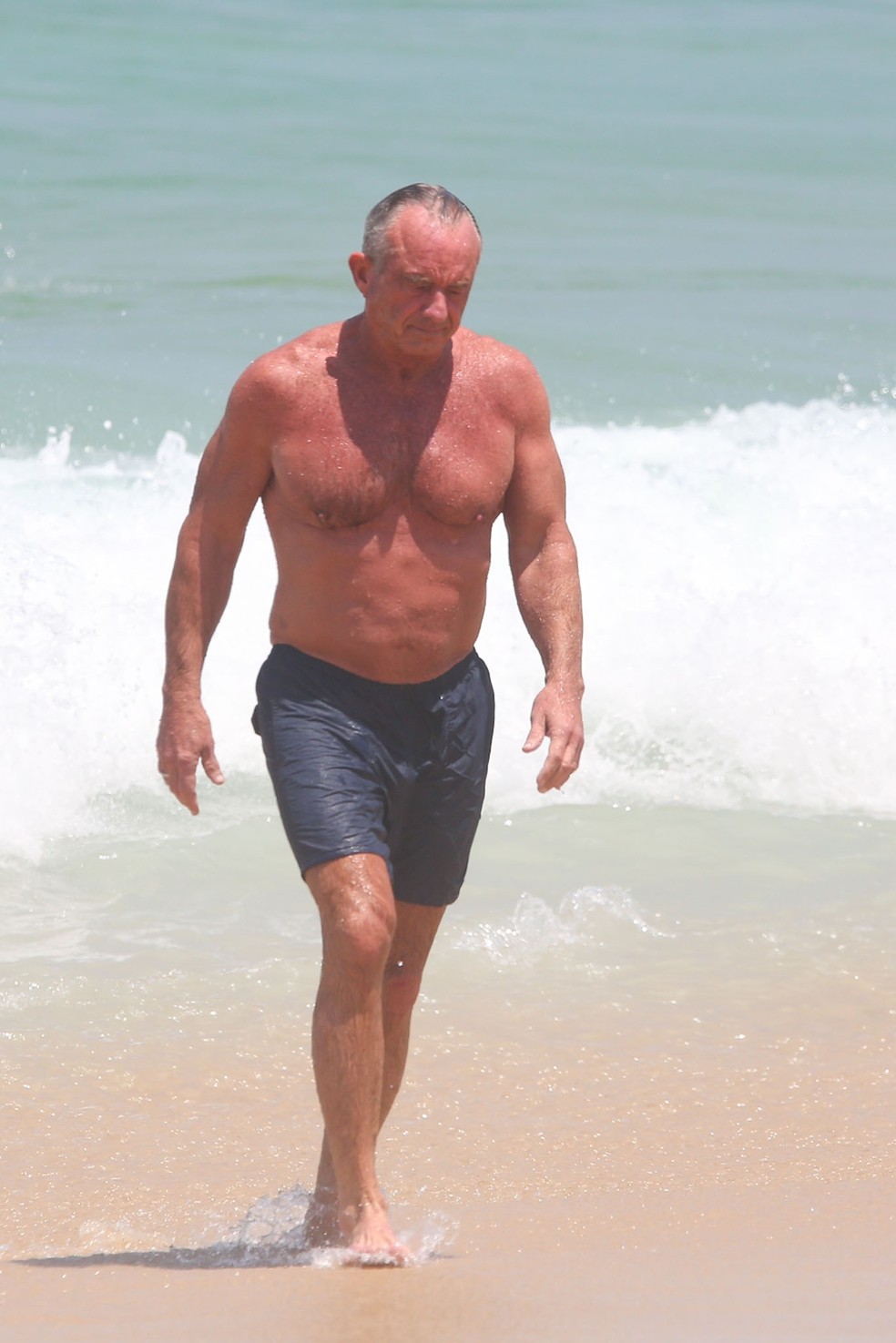 Robert F. Kennedy Jr., pai de Conor Kennedy e secretário de saúde dos EUA, aproveita praia no Rio de Janeiro antes do casamento do filho com Giulia Be — Foto: AgNews
