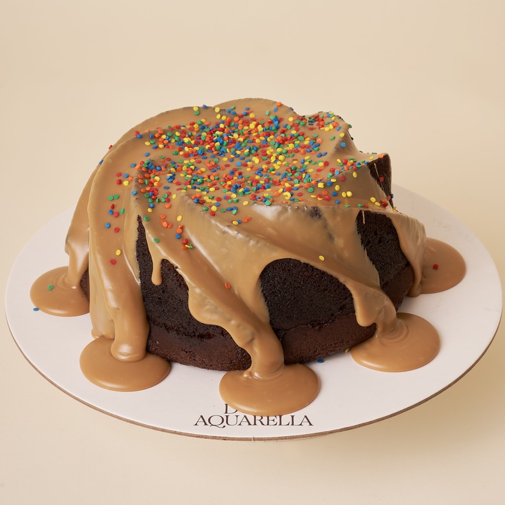 Bolo de chocolate com brigadeiro de caramelo salgado da Doce Aquarella — Foto: Divulgação