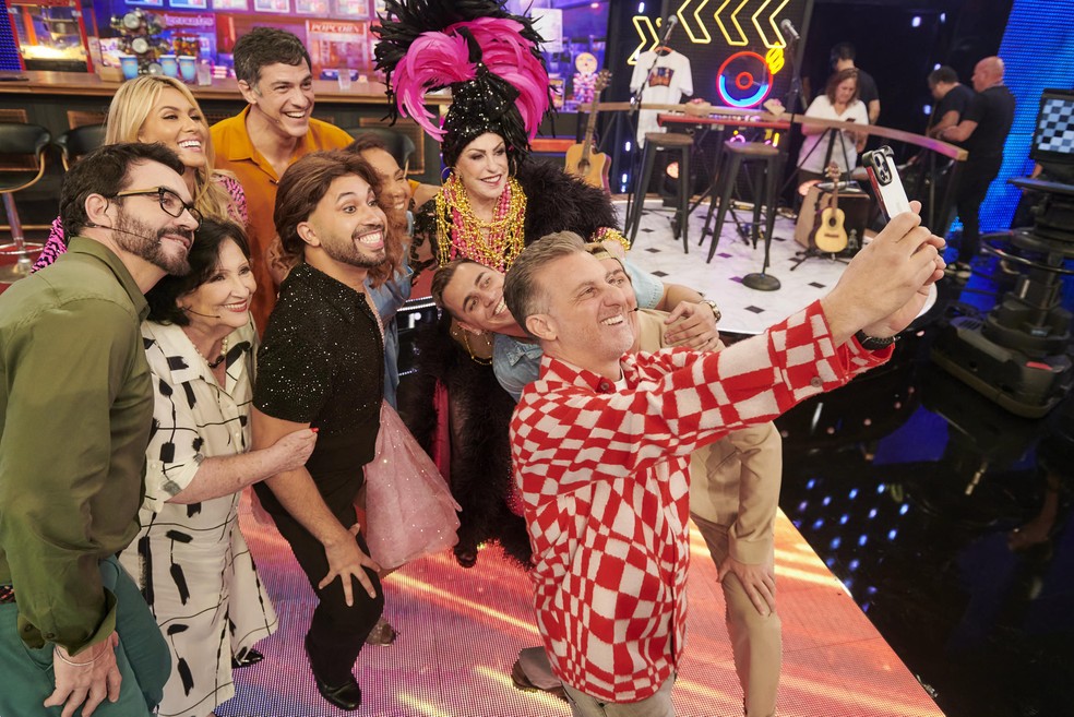 Luciano Huck, Lívia Andrade, Padre Fábio de Melo, Dona Déia e convidados no 'Domingão' — Foto: Globo/Cadu Pilotto