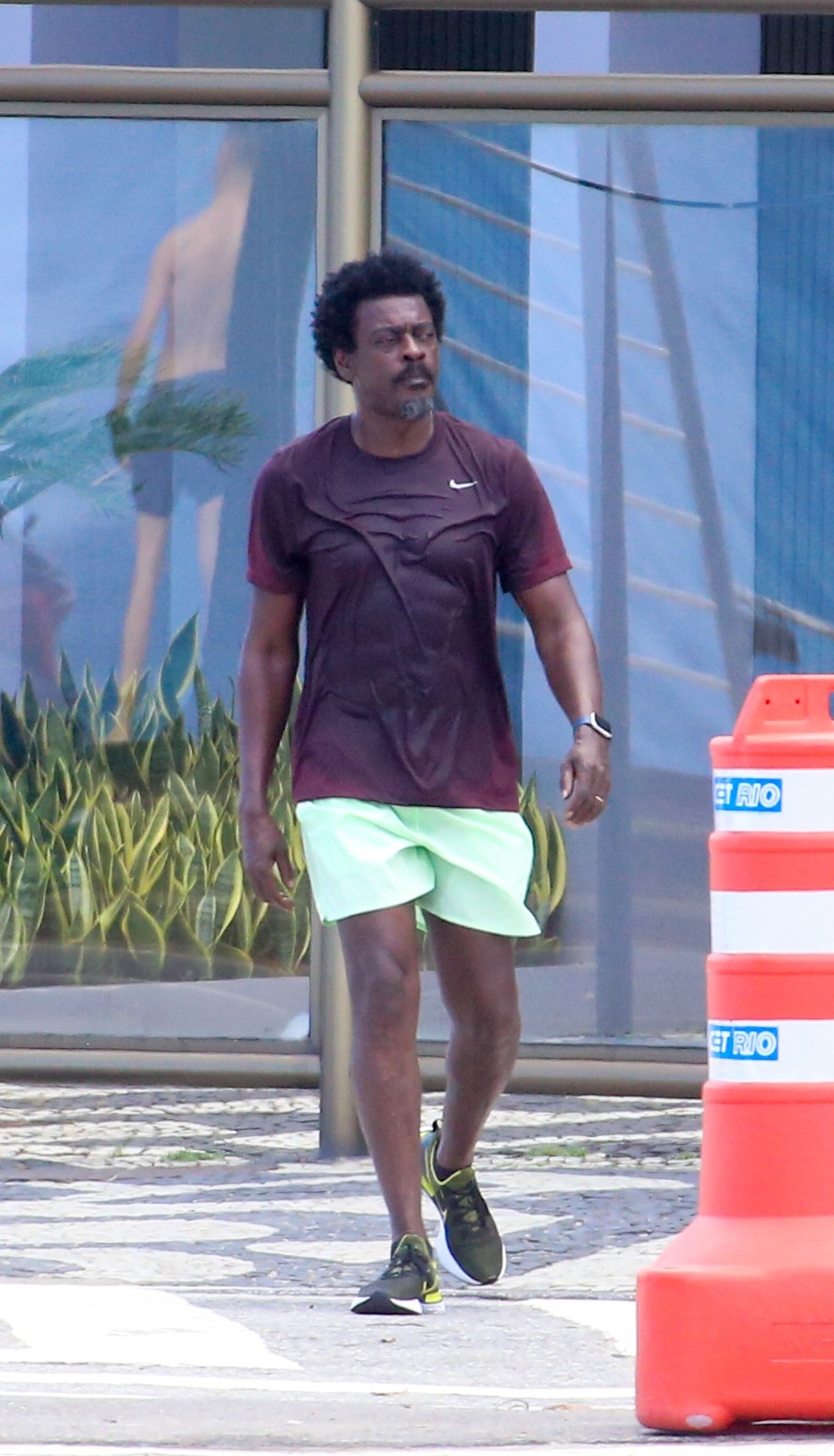 Seu Jorge faz caminhada intensa na orla do Rio &mdash; Foto: JC Pereira / AGNEWS