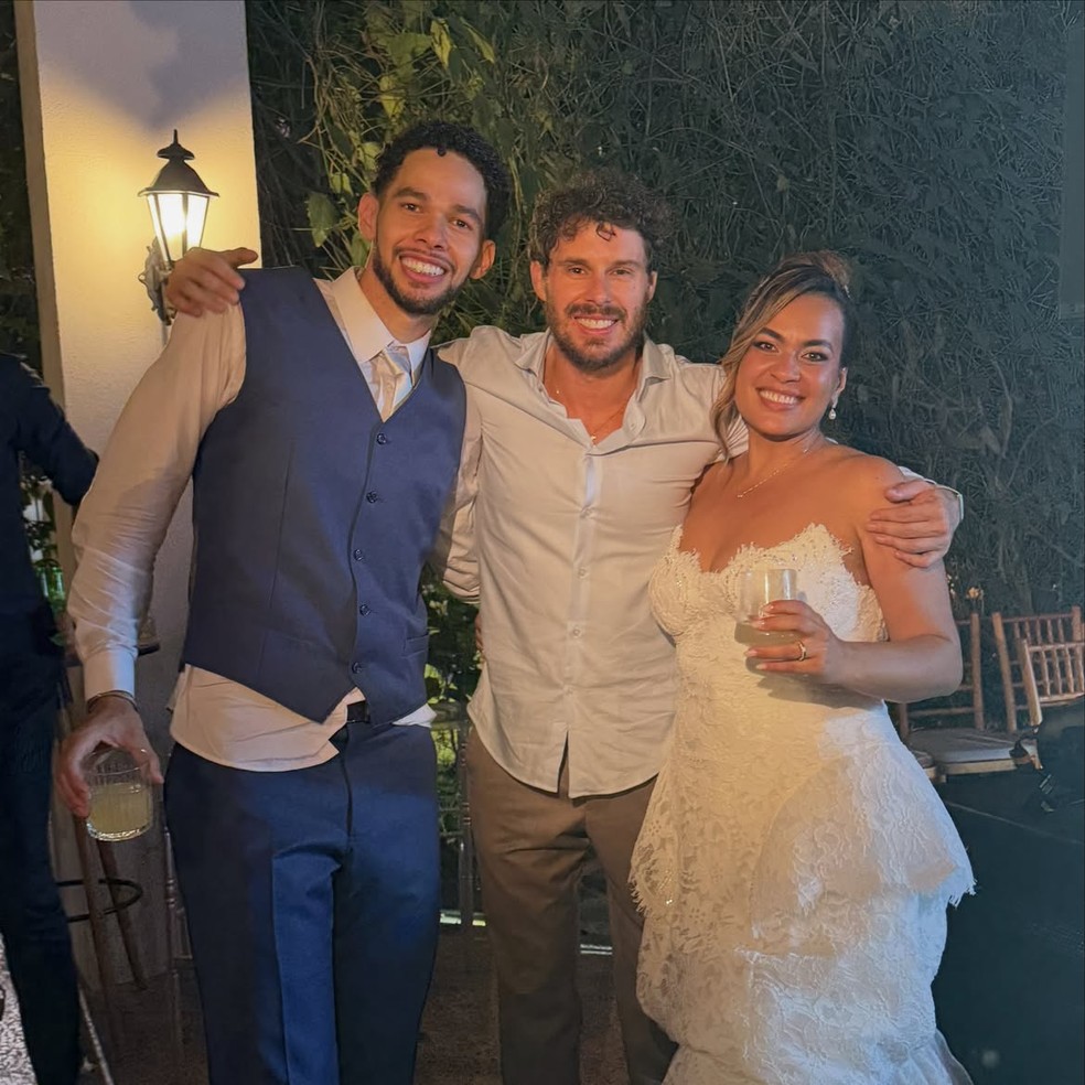Judson Nunes e Thaís Venanci posam com Bruninho Resende — Foto: Reprodução/Instagram