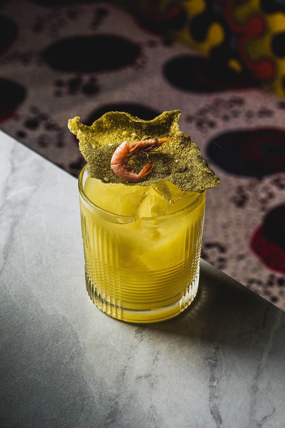 Tacacá Sour: gin infusionado com jambu, tucupi, cupuaçu e limão — Foto: Divulgação / Tales Hidequi