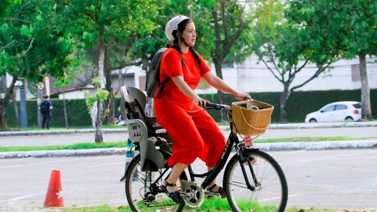 Leandra Leal passeia de bicicleta no Rio de Janeiro; fotos