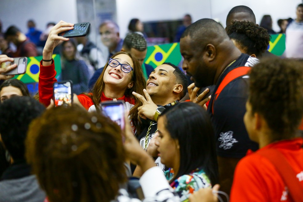  MC Poze causa alvoroço em aeroporto no Rio de Janeiro — Foto: Vitor Pereira/AgNews