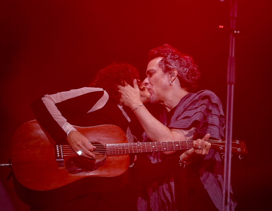 Zélia Duncan e Paulinho Moska trocam beijo em palco do festival