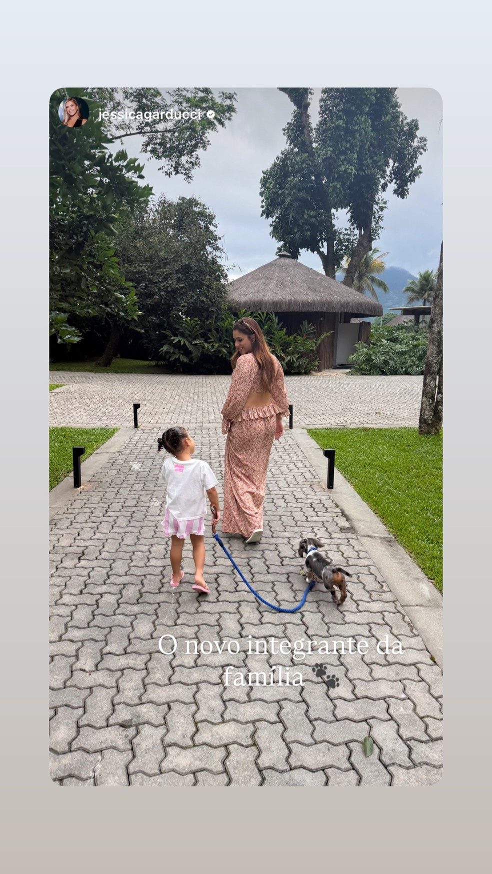 Mavie passeando com novo cachorro da família — Foto: Reprodução/Instagram
