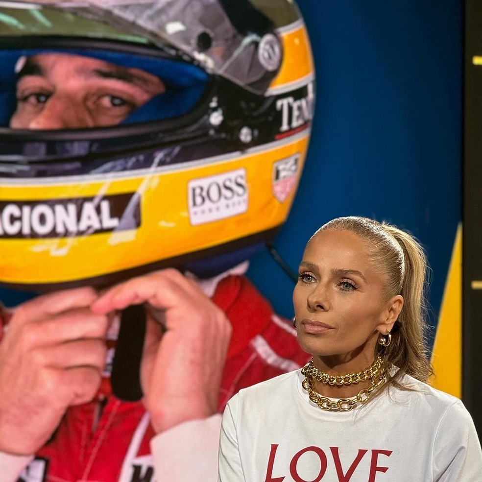 Adriane Galisteu se emociona ao acompanhar homenagem a Ayrton Senna em
