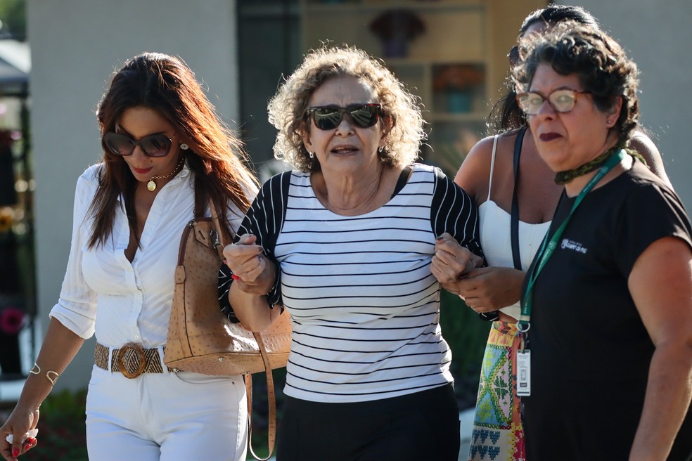 Sandra Miilane, mãe de Rico Tavares, deixa velório do filho — Foto: AgNews