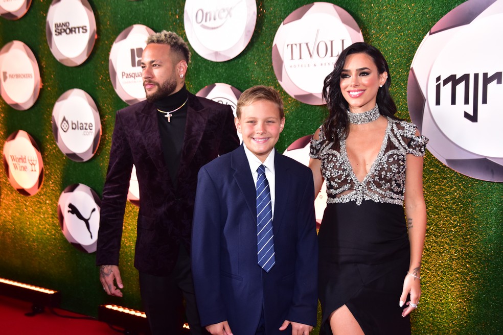 Neymar com Bruna Biancardi e Davi Lucca — Foto: AgNews