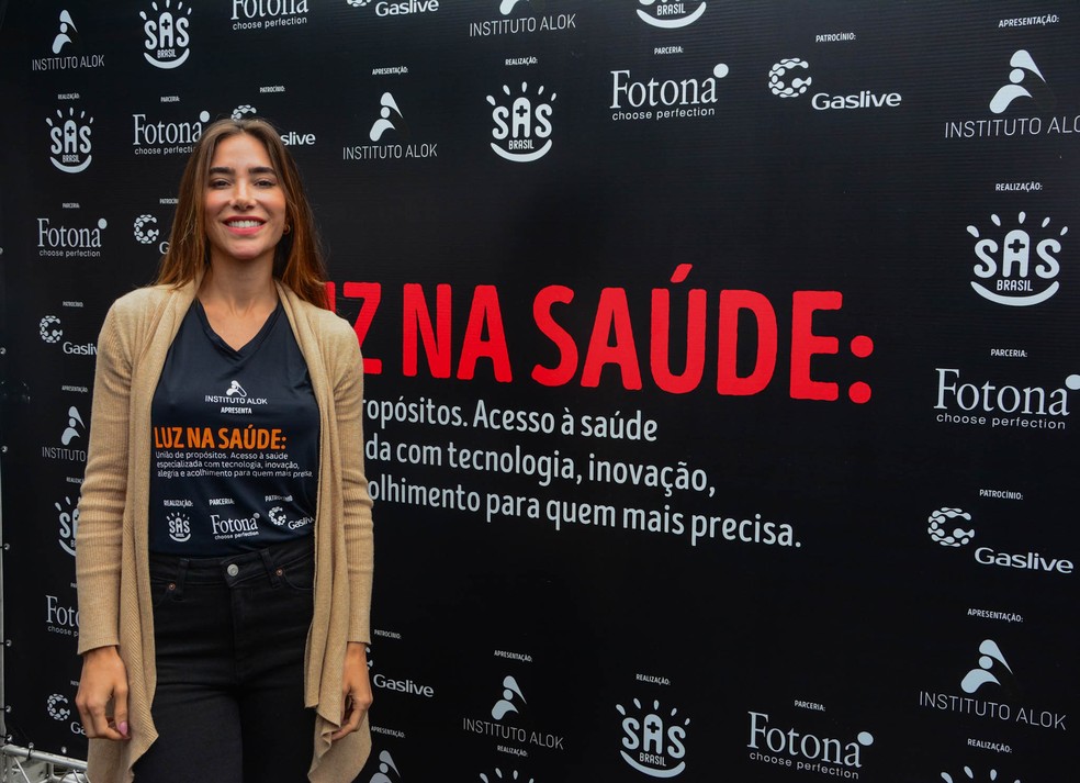 Romana Novais conhece projeto social financiado por Alok após polêmica do 'Show do Século' — Foto: AgNews