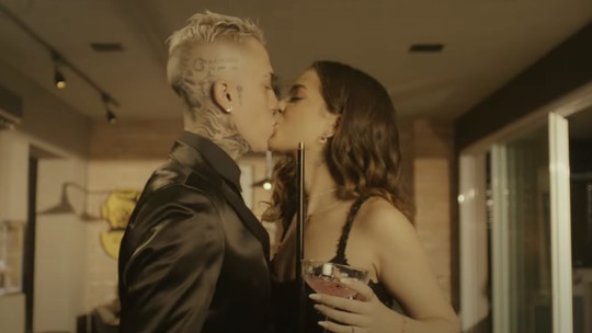 Ex-namorados, MC Daniel e Mel Maia trocam beijos em novo clipe do cantor