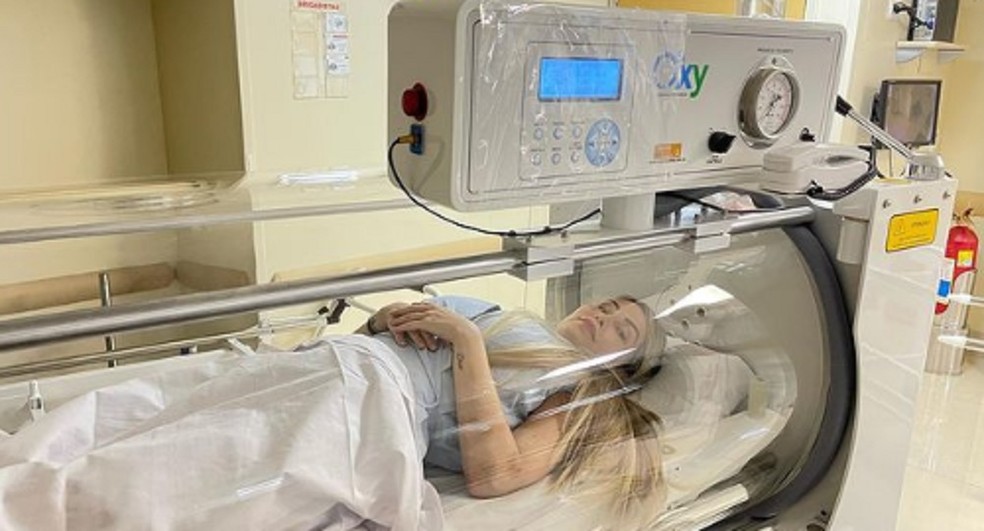 Lygia Fazio durante procedimento da cama hiperbárica em março de 2022 — Foto: Reprodução/Instagram