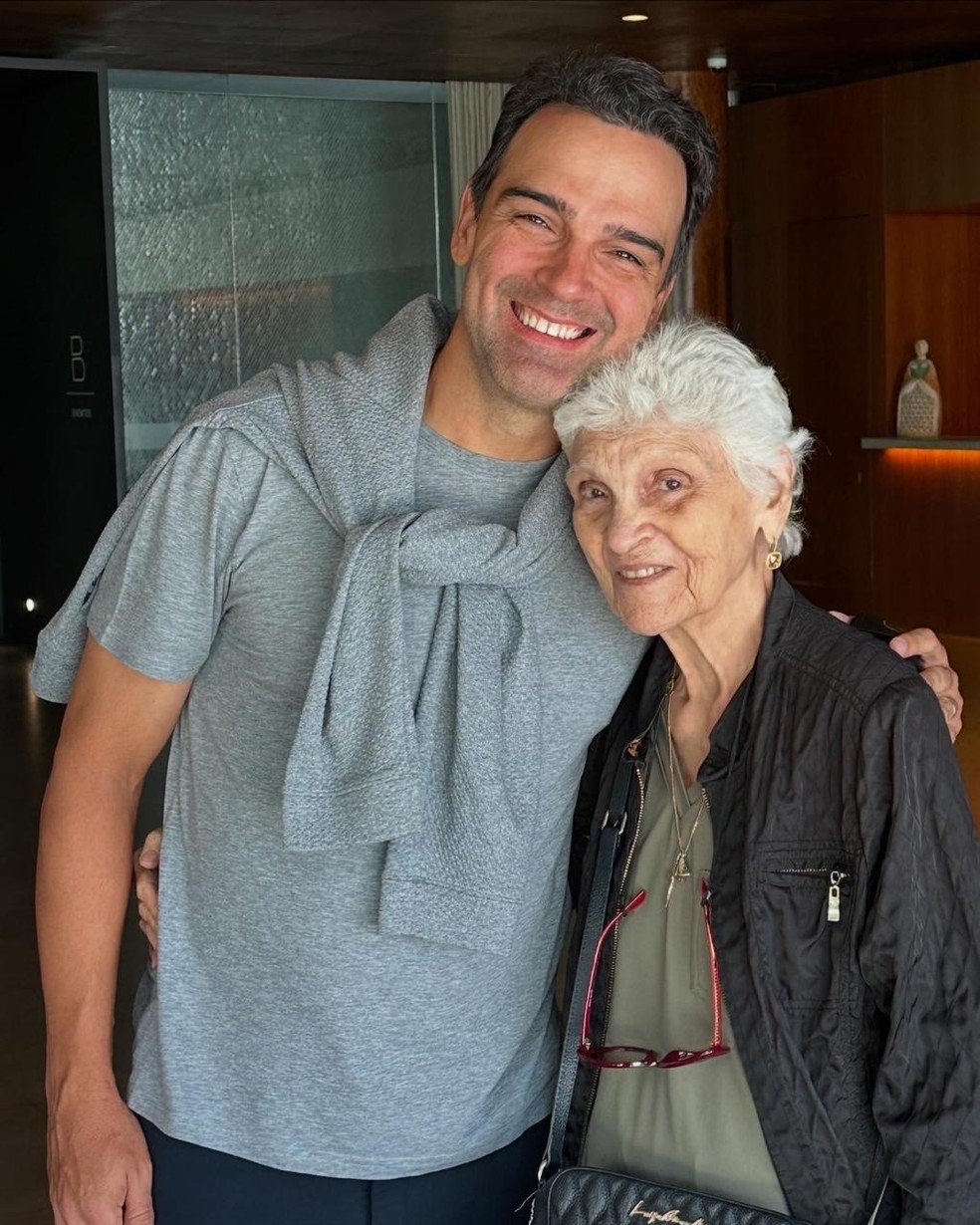 Tadeu Schmidt se despede da m�e e � consolado: 'Dificuldade pra aceitar que nunca mais vou te ver' � Foto: Reprodu��o/Instagram