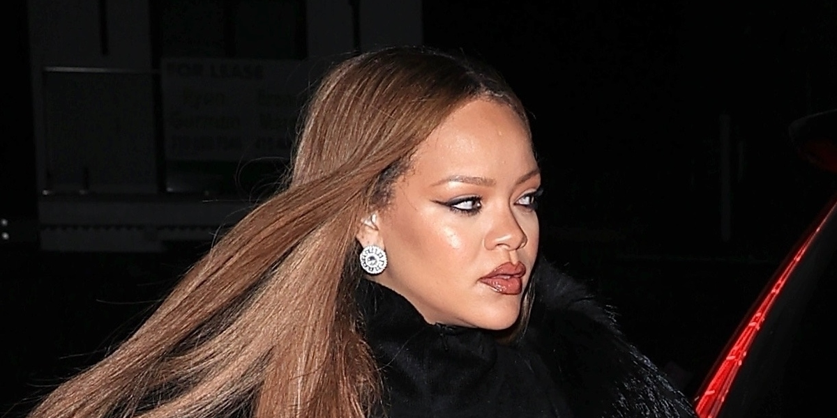 Rihanna aparece com cabelo natural, e deixa lingerie à mostra; veja foto