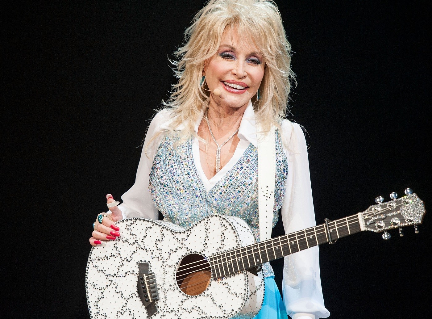 Famosos lamentem morte de Dolly Parton - QTU Questões do Universo