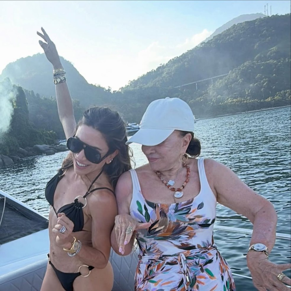 Patrícia Abravanel em passeio de lancha com a mãe, Iris Abravanel — Foto: Reprodução/Instagram