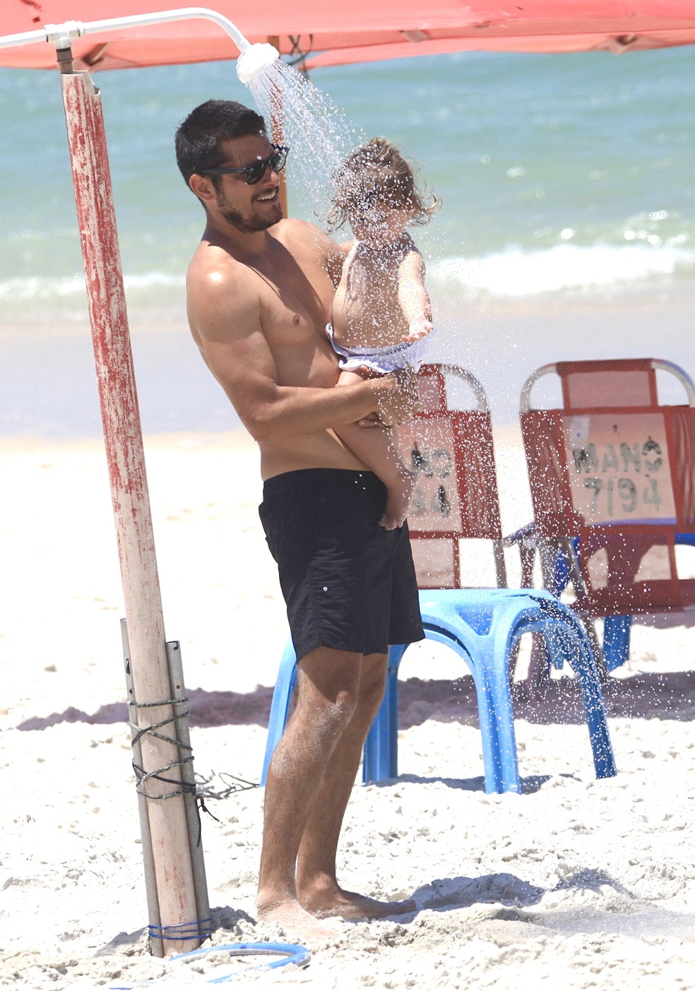 Bruno Gissoni e Yanna Lavigne levam aproveitam dia na praia com as filhas  Foto: Fabrcio Pioyani / AgNews