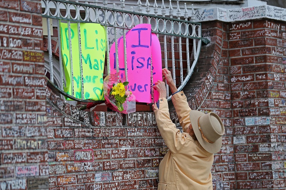 Fãs prestam homenagem a Lisa Marie Presley em Graceland — Foto: Getty Images