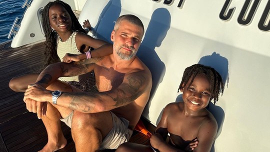 Bruno Gagliasso abre álbum de viagem a Ibiza com a família