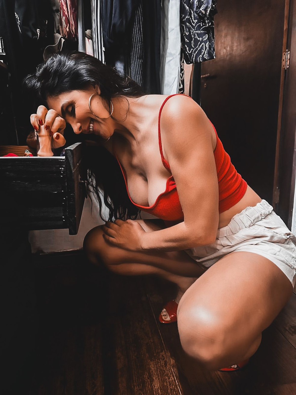 Luiza Ambiel, ex-Banheira do Gugu, mostra seus vibradores: Vários tipos e  tamanhos