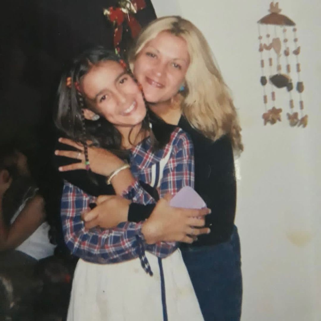 Andressa Urach tinha o sonho de ser chiquitita no fim da década de 1990. No foto, ela posa uniformizada ao lado da mãe, Marisete De Faveri — Foto: Reprodução/Instagram