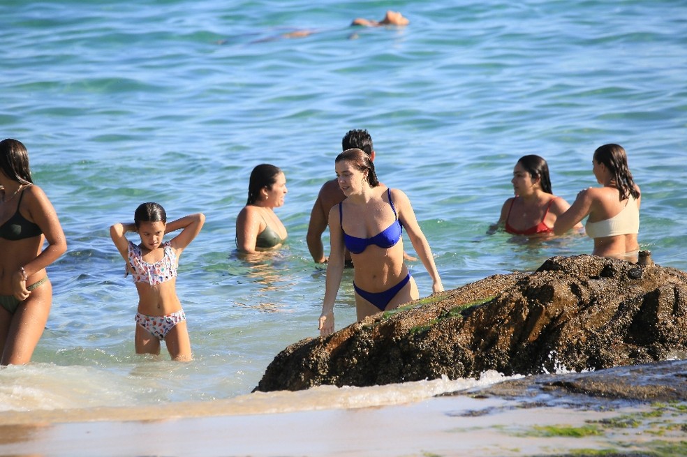 Alice Wegmann, Francisco Gil e Sol de Maria curtem praia — Foto: JC Pereira/ AGNEWS