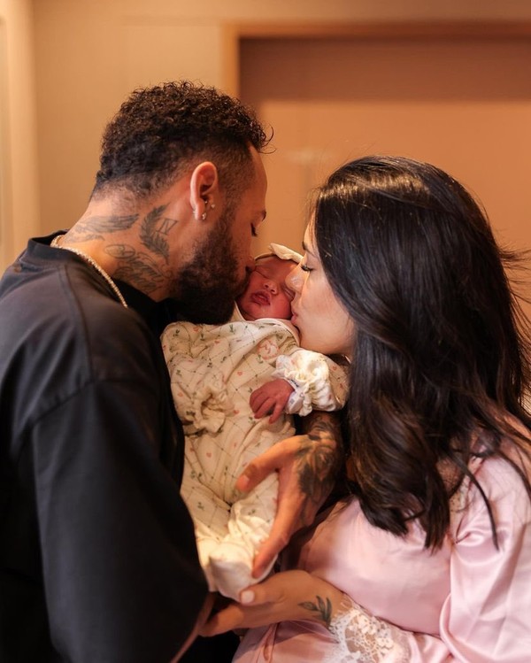 Bruna Biancardi divulga primeiras fotos de Mavie, sua filha com Neymar