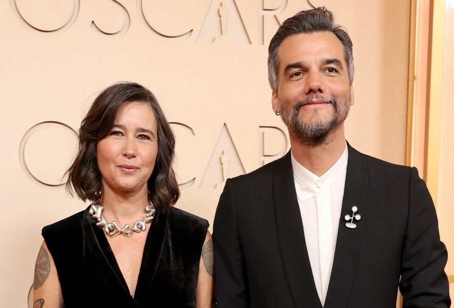 Wagner Moura e a esposa Sandra Delgado no tapete vermelho do Oscar 2026