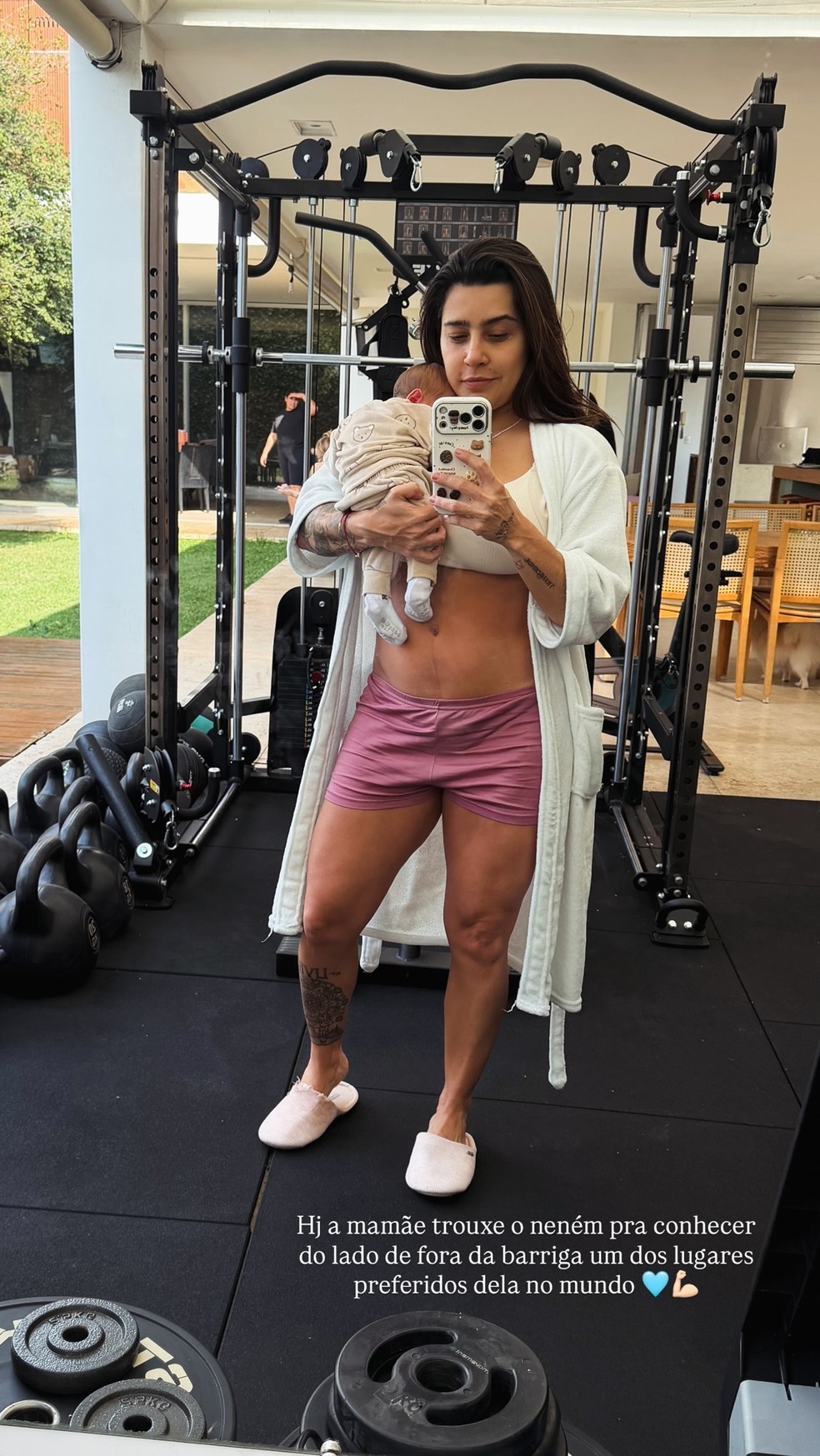Lauana Prado com o filho, Dom, em academia — Foto: Reprodução/Instagram